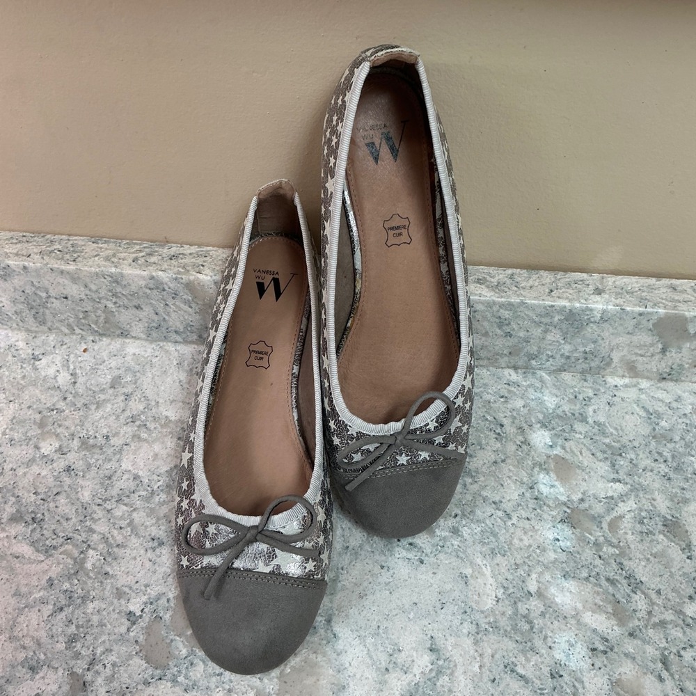 Vanessa Wu Ballet Flats 38 Silver Star Print Grey Cap Toe Metallic Bow Slip On